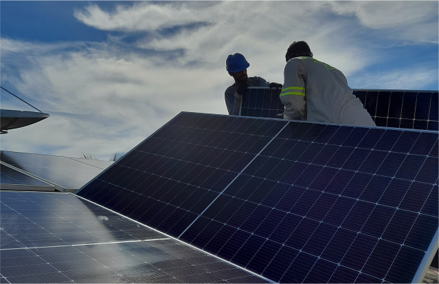 Imagem de profissionais montando placas solares